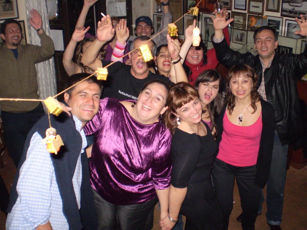 Menschen feiern im Hotel Paraiso Villarrica